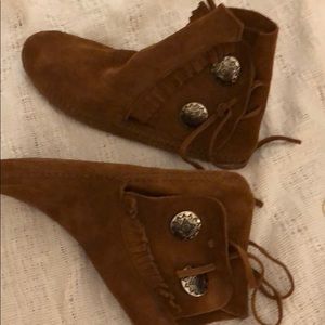 minnetonka moccasins booties brown double button